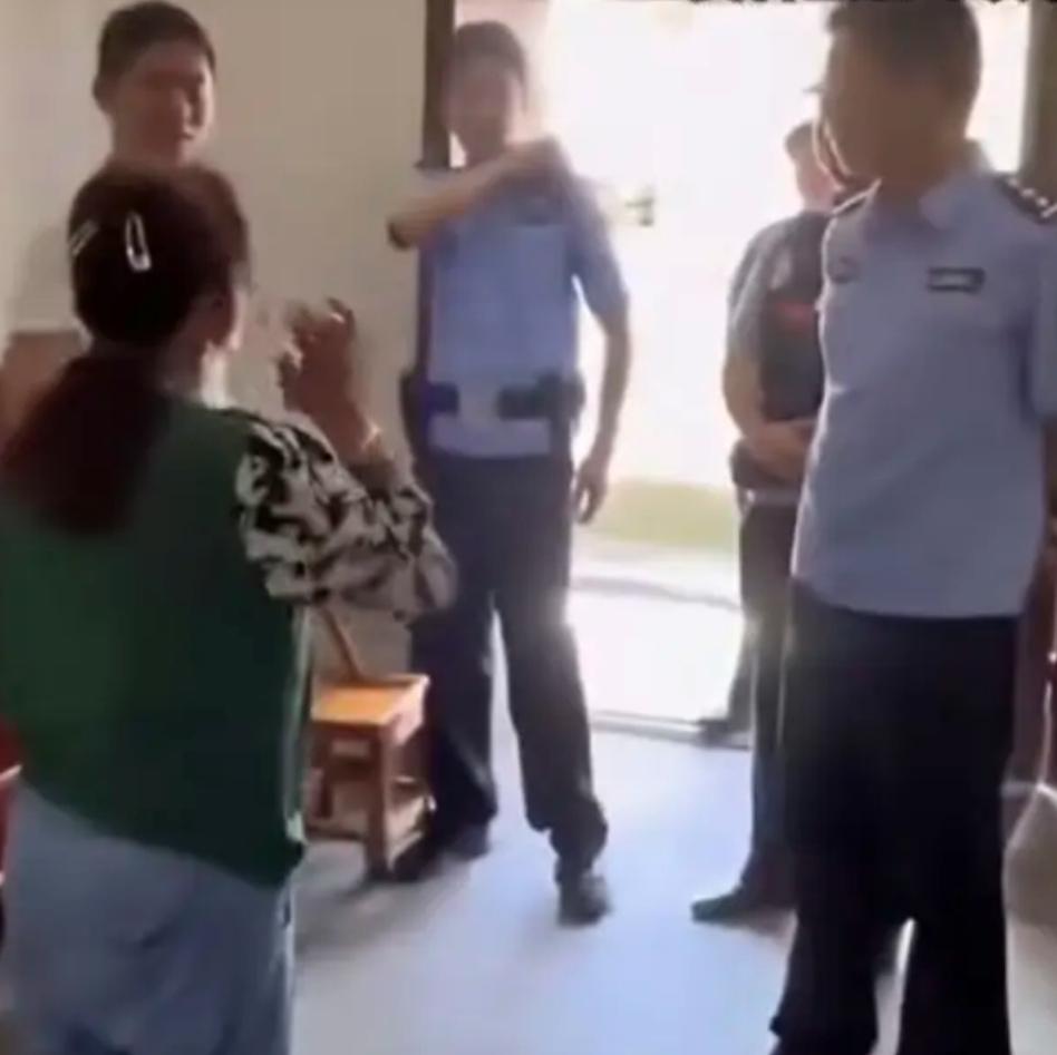 谁能想到，为了还债，一位母亲竟逼40岁的已婚女儿再次“相亲嫁人”，连哄带骗榨干了