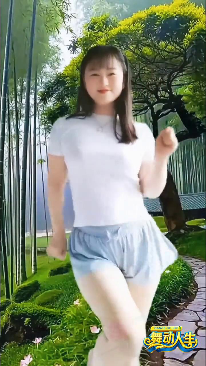 今夜的风儿轻，别让我伤心。我就躲在你家门外的那片小树林，我痴痴的想啊，我苦苦的望