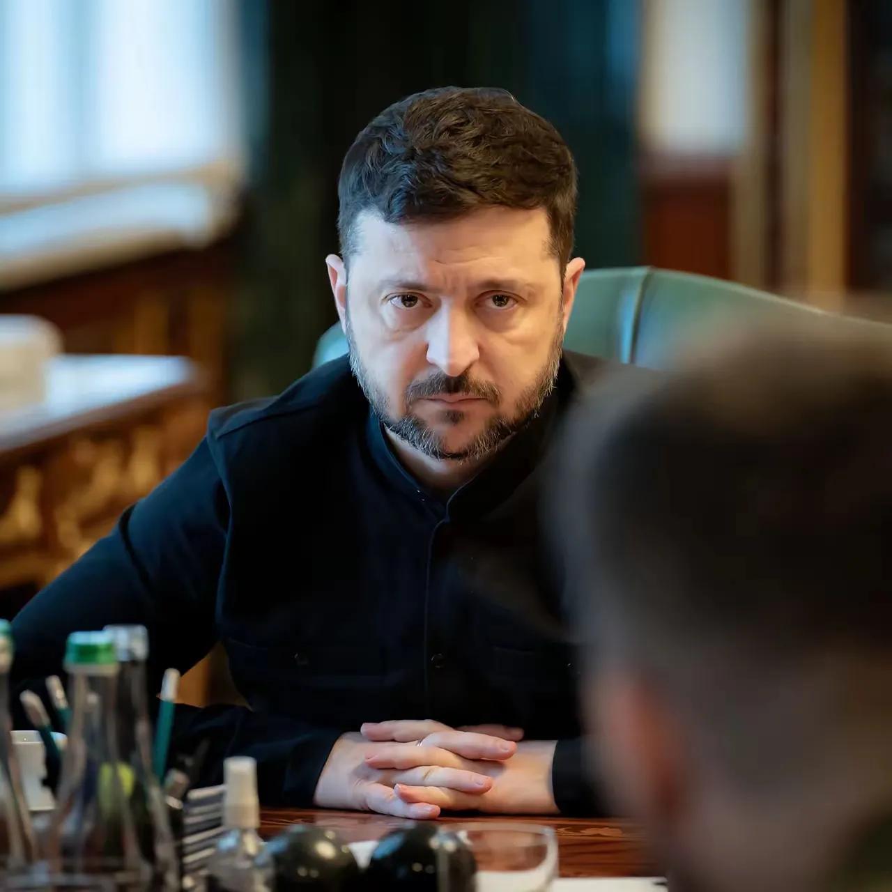 泽连斯基谈伊朗：
​"这个星球上每一个正派的人都真心希望伊朗人民最终能从现政权中