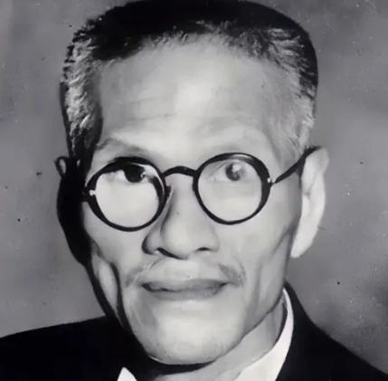 1945年， 戴笠 在 北平 邀请50多个汉奸吃饭，待众人到齐后，戴笠却突然说：