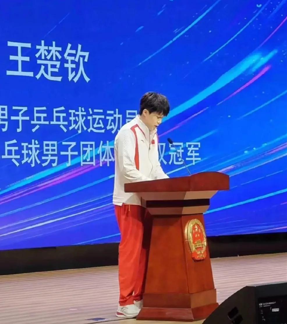 楚钦老师昨日很忙啊，
上午去了税务总局，
还上台发言然后与大家一起互动。
晚上去