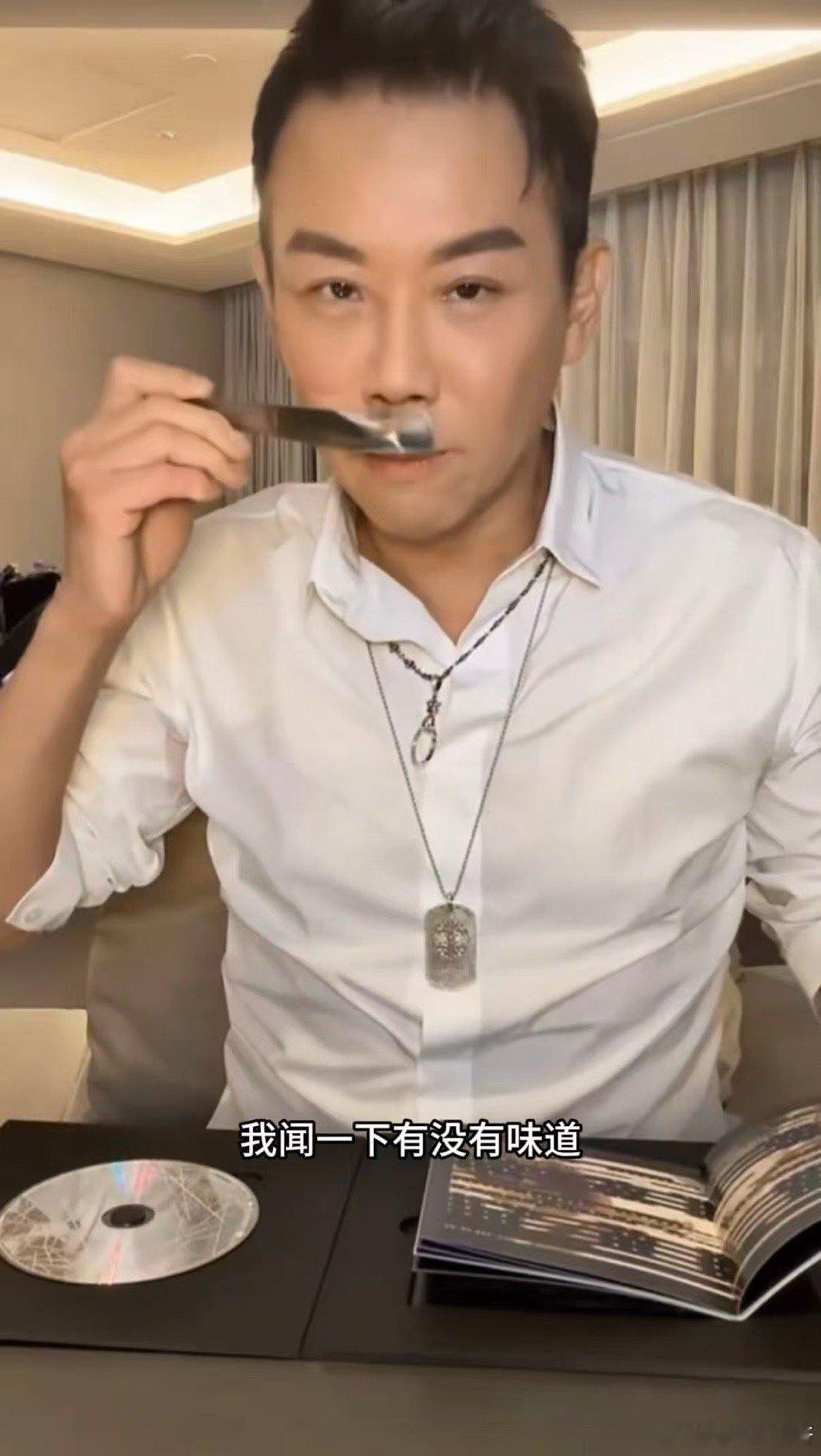 陶喆用锤子剔牙陶喆在直播中一边组装小公仔，一边开玩笑：“这个锤子拆下来，剔牙特别