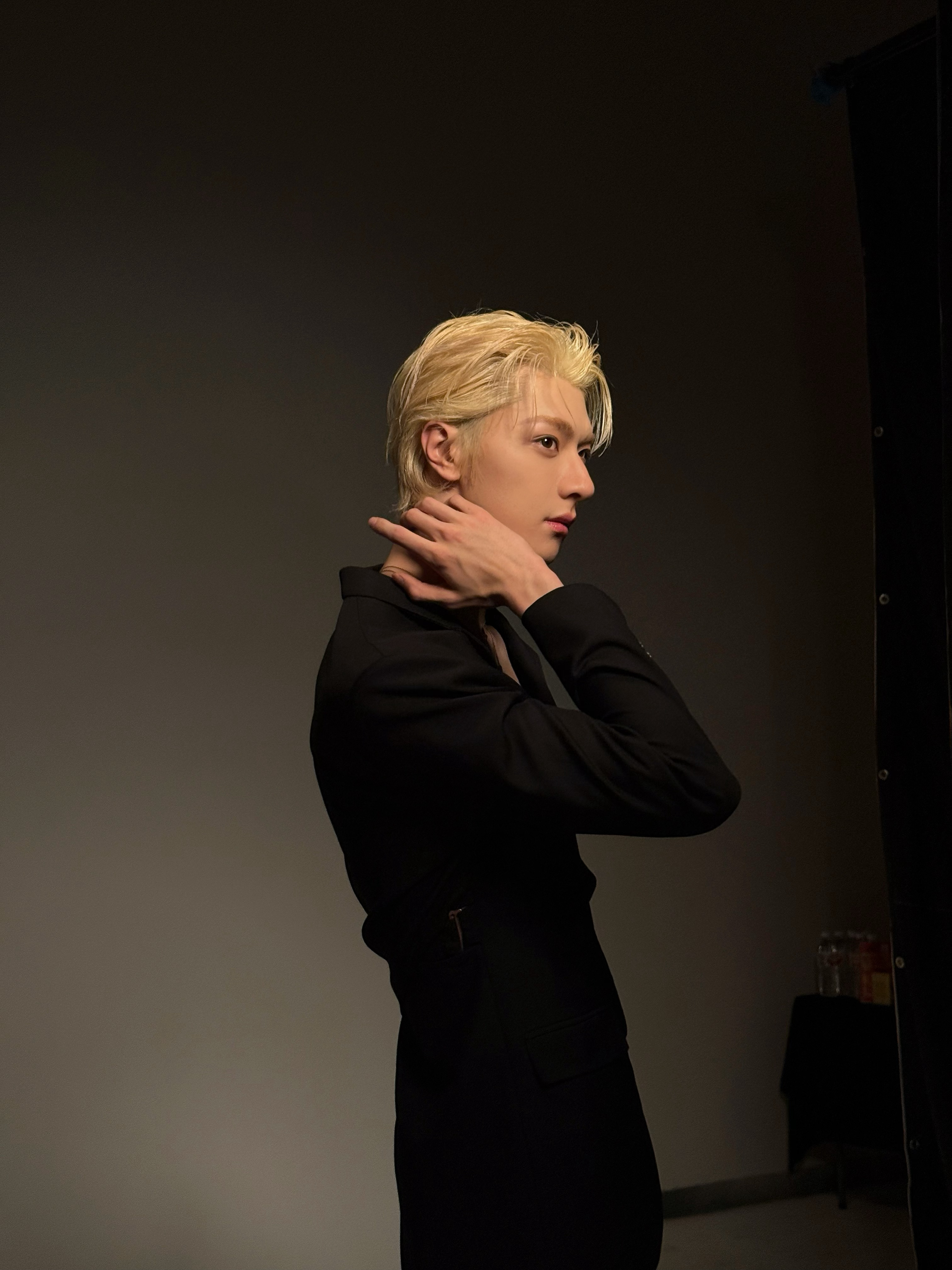 林一金发大片 珠宝叠戴的设计好巧妙，既点缀了颈部又不抢戏，反而把注意力引到他优越