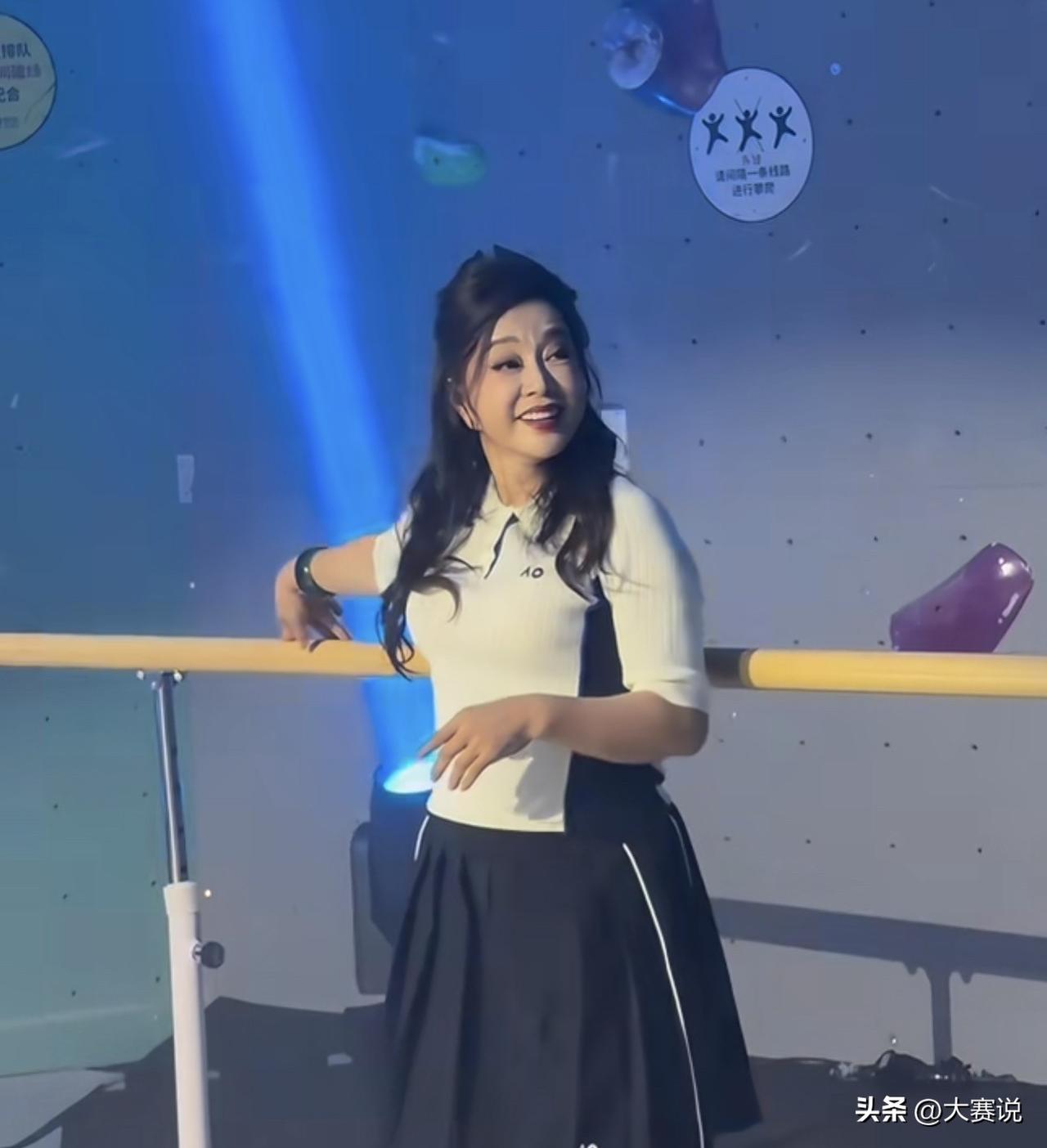 4月1日当天晚上75岁的刘晓庆又上了热搜，因为她参加了一个活动，这75岁的状态，