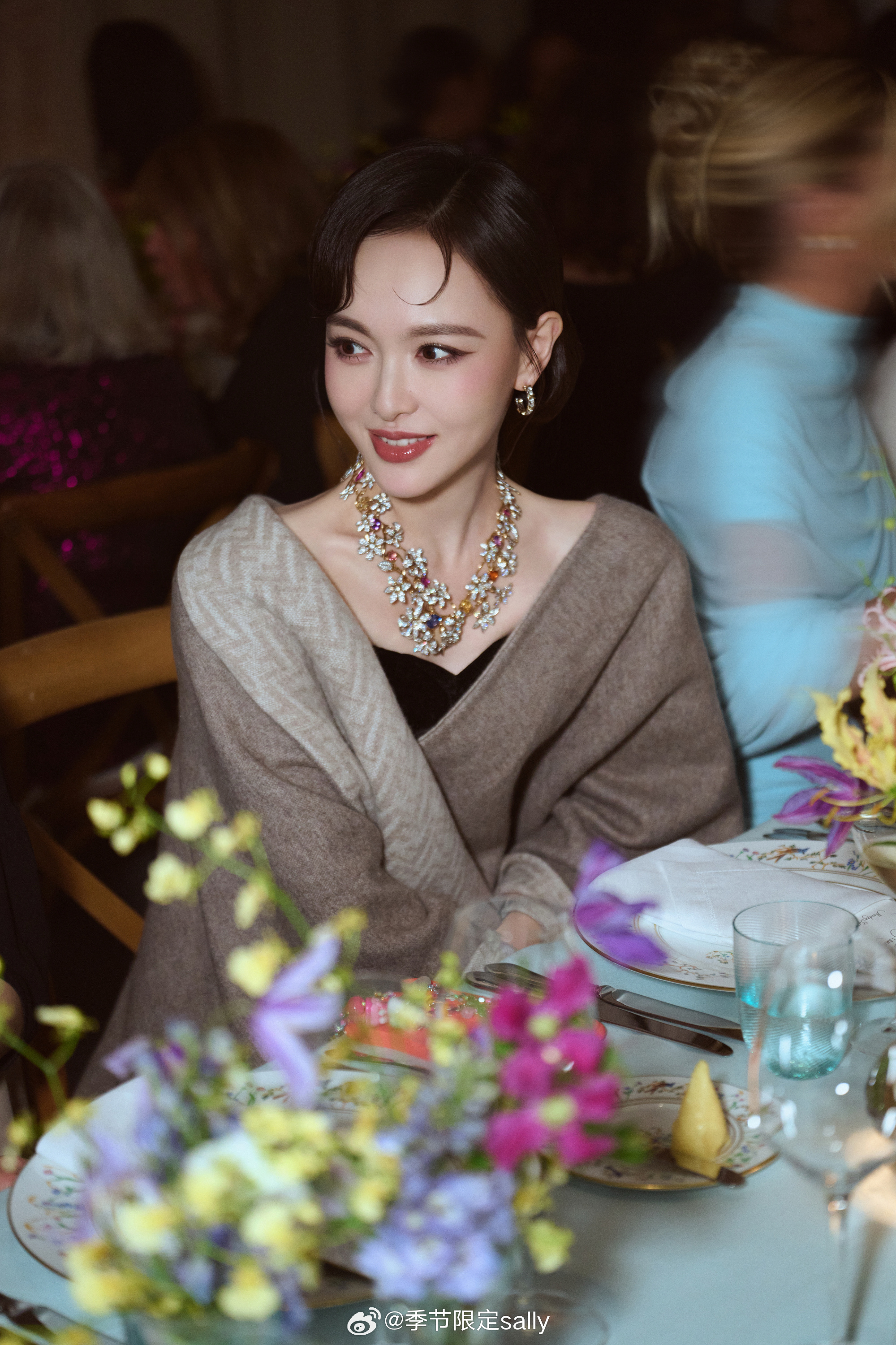 Tiffany这套礼服很适合唐嫣好闪亮的珠宝！！！ ​​​