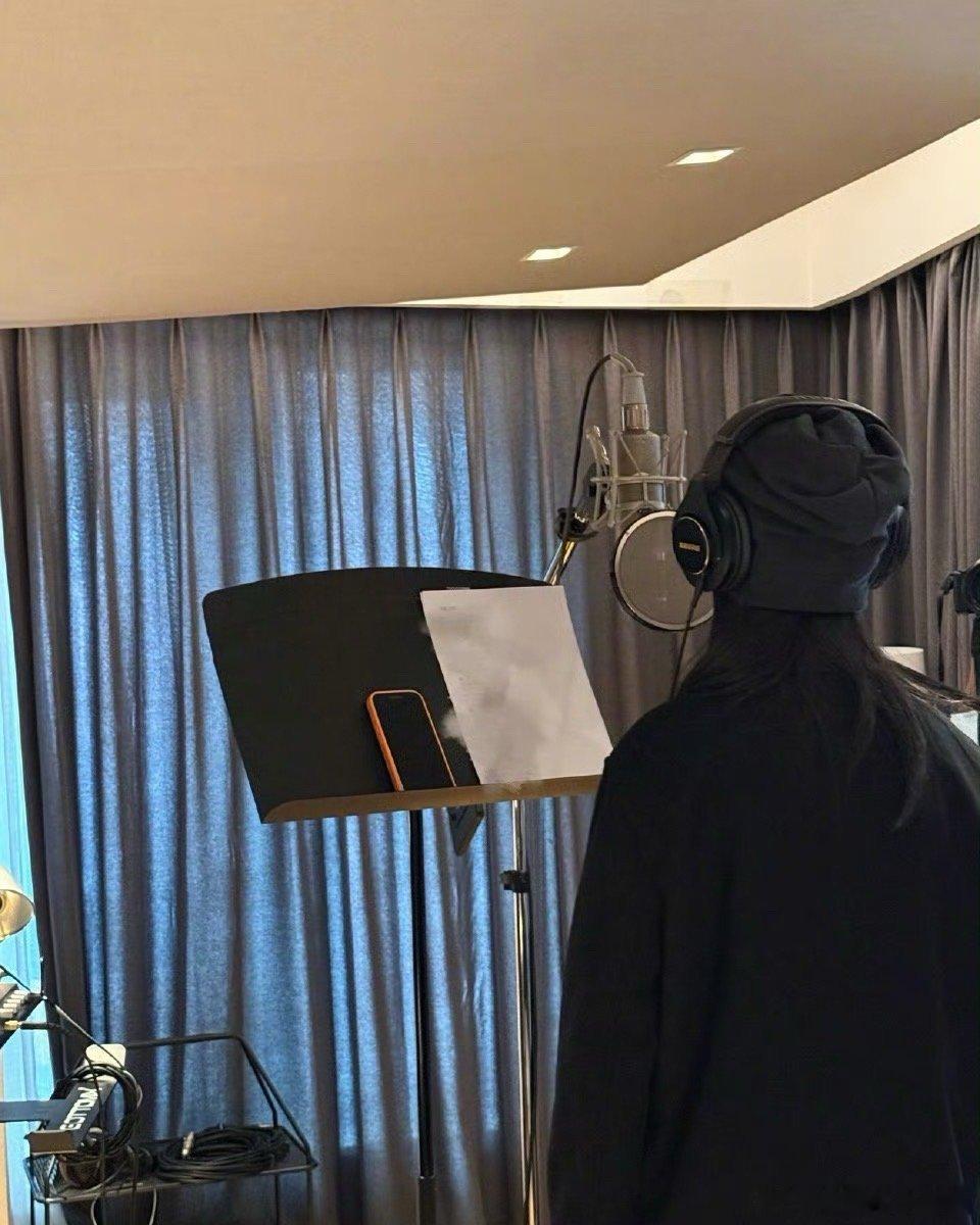 杨紫最新日常，又是看剧本又是录歌忙的起飞，看这个架势应该马上有新ost了 