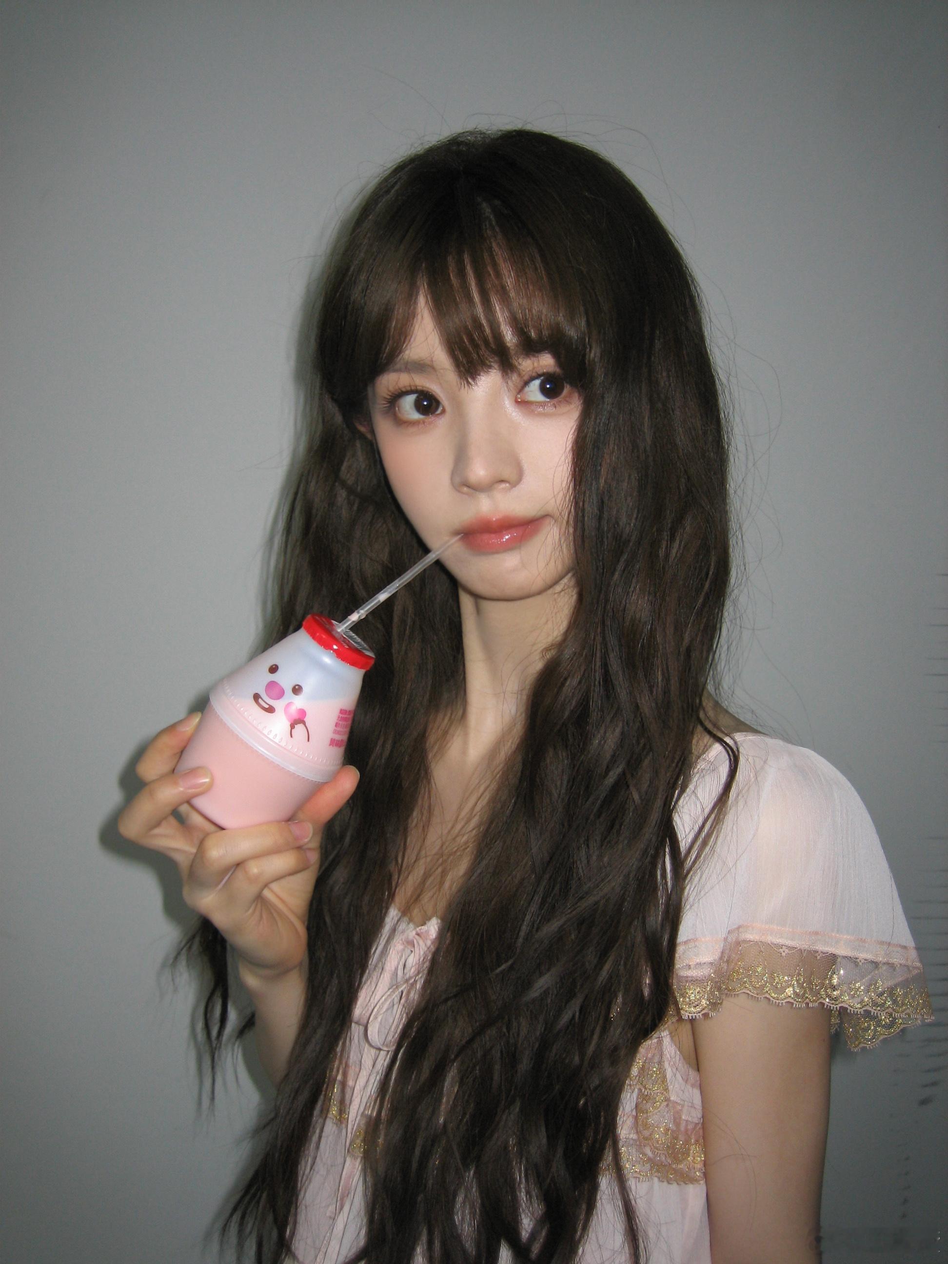 天才女友  你好，你的草莓牛奶在我手上 