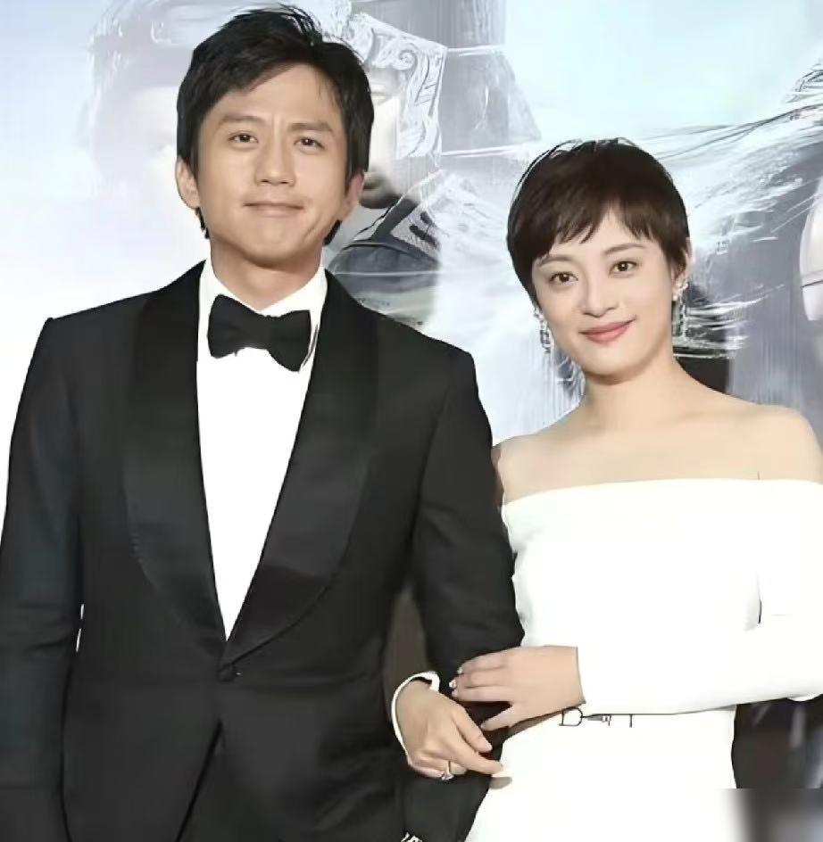 孙俪从不戴婚戒，邓超却十几年焊在手上，这婚变传闻到底哪句是真？
你以为是感情破