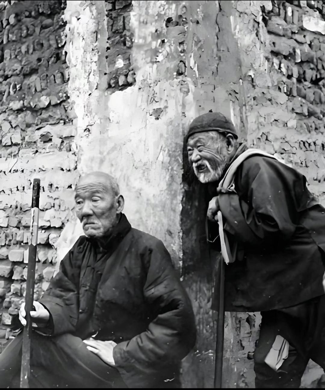 旧人归尘土，后辈赴前路，时光流转，烟火更迭，生生不息便是人间。