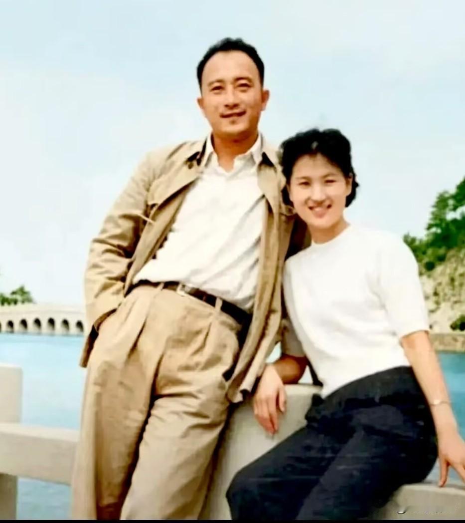 这张照片中的人物，是我国著名表演艺术家孙道临和他的妻子王文娟。
孙道临出演过很多