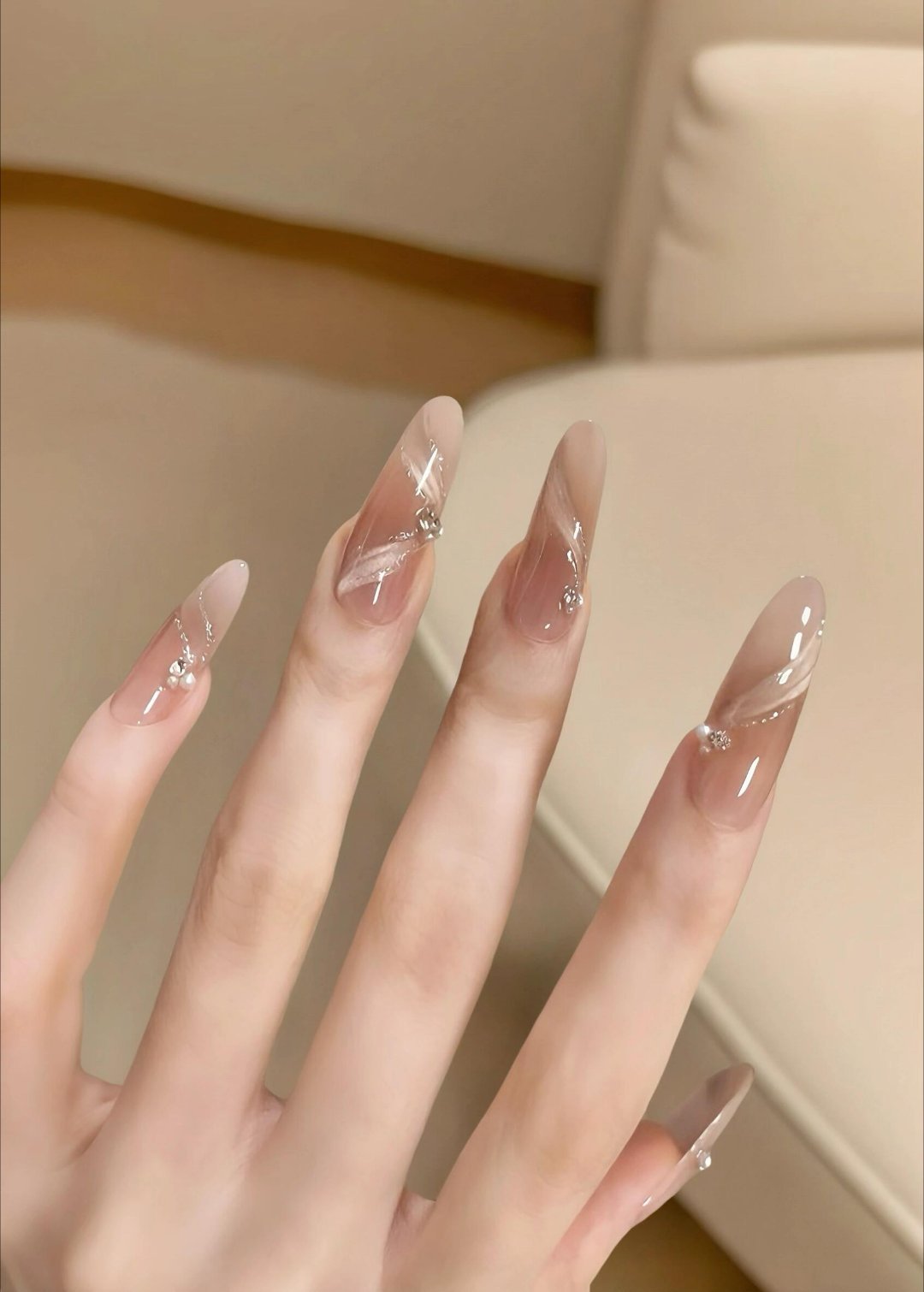 美甲分享✨【夏日小仙女美甲】绸缎碎钻飘带款｜温柔纯欲天花板——雾粉渐变×细闪珍珠