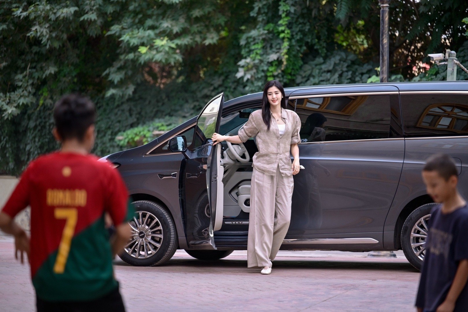 魏牌高山携手赵丽娜，奔赴喀什的热爱之旅，从前感觉MPV只是城市商务代步，没想到它