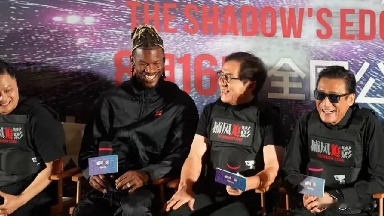 梦幻联动！巴特勒中国行，受邀来到了成龙大哥的新电影发布会！

巴特勒学了一句中文