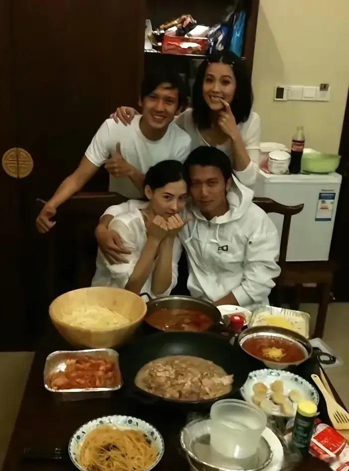 不得不说，王菲看到这旧照，估计也会伤心吃醋吧！[捂脸] ​​​