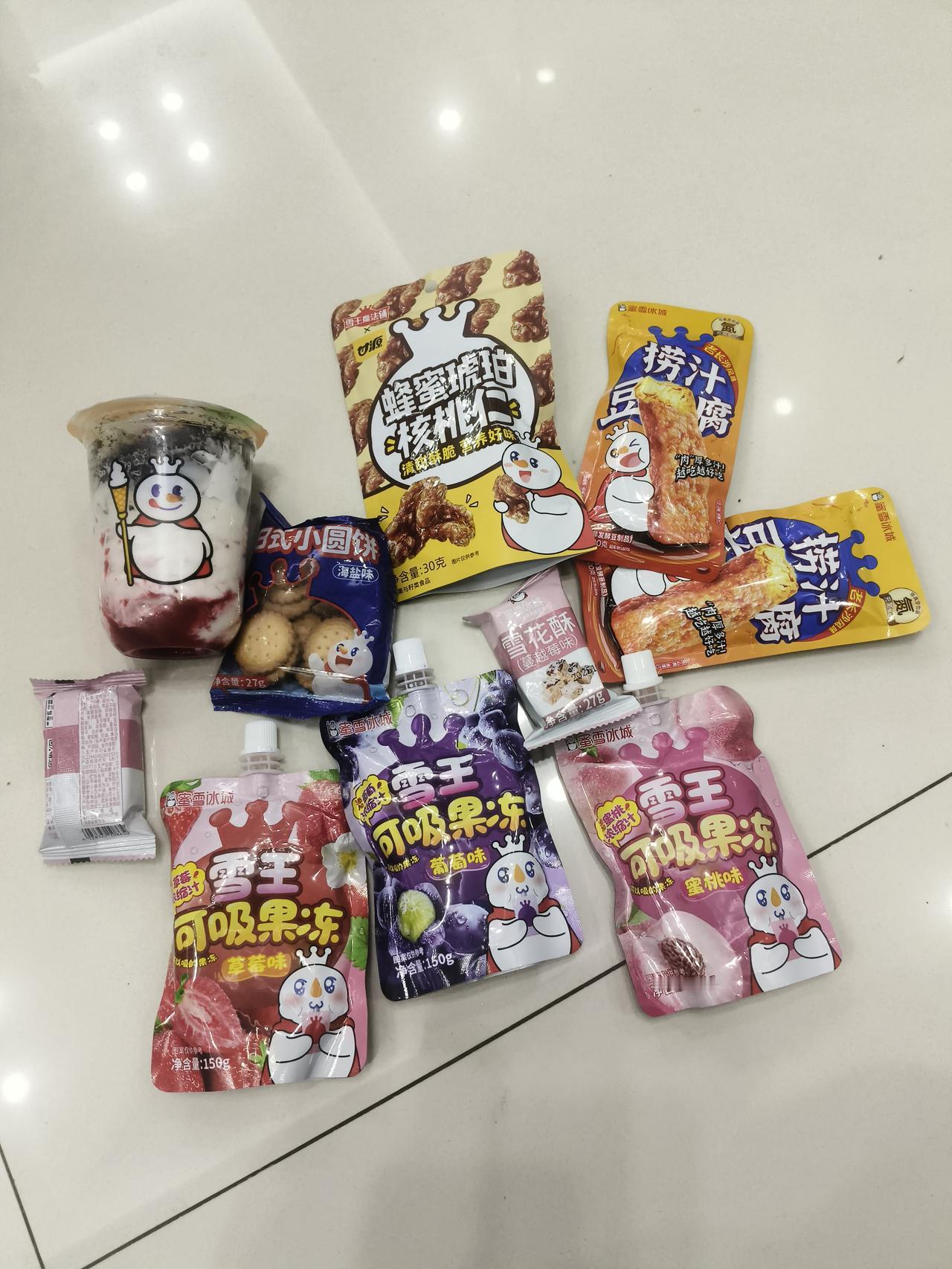 17块钱，从蜜雪冰城买了这么多东西，
本来就想买个冰淇淋，然后看有优惠券，就各种