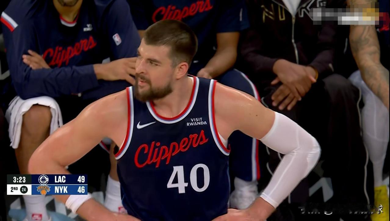 我必须要怒赞快船中锋祖巴茨！在今天快船客场挑战尼克斯的上半场比赛中，祖巴茨在攻防