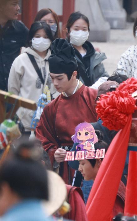 许凯又被拍到偷吃道具了 许凯又被拍到偷吃道具了哈哈哈！有自媒体曝光一段许凯路透，