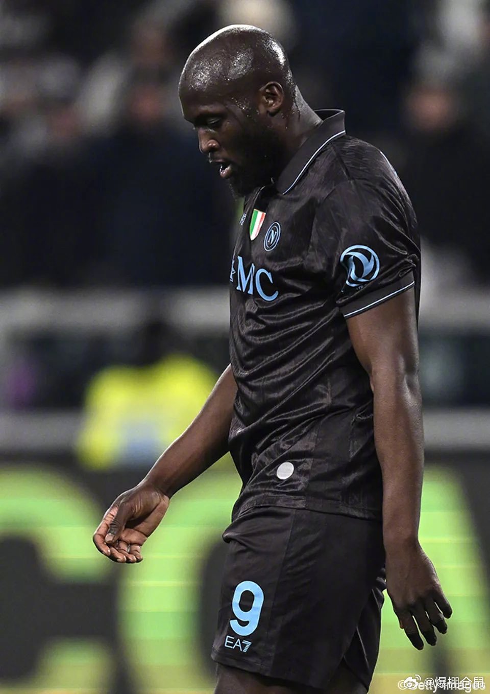 【解释】那不勒斯前锋卢卡库此前因伤退出比利时队大名单，但他留在比利时训练，并未返