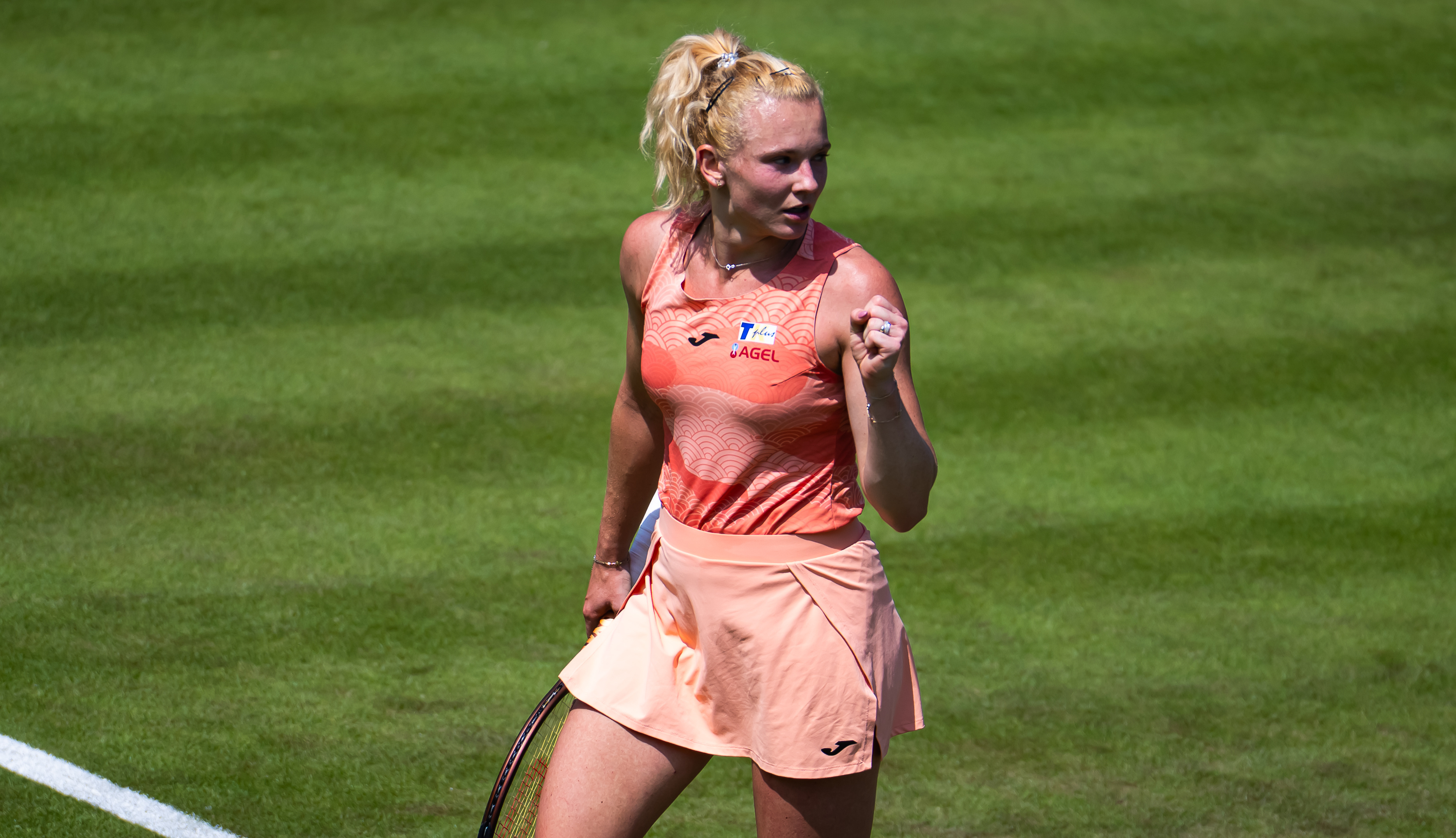 WTA500巴特洪堡站首轮，前赛会冠军西尼亚科娃以7-6(4) 7-5淘汰库德梅