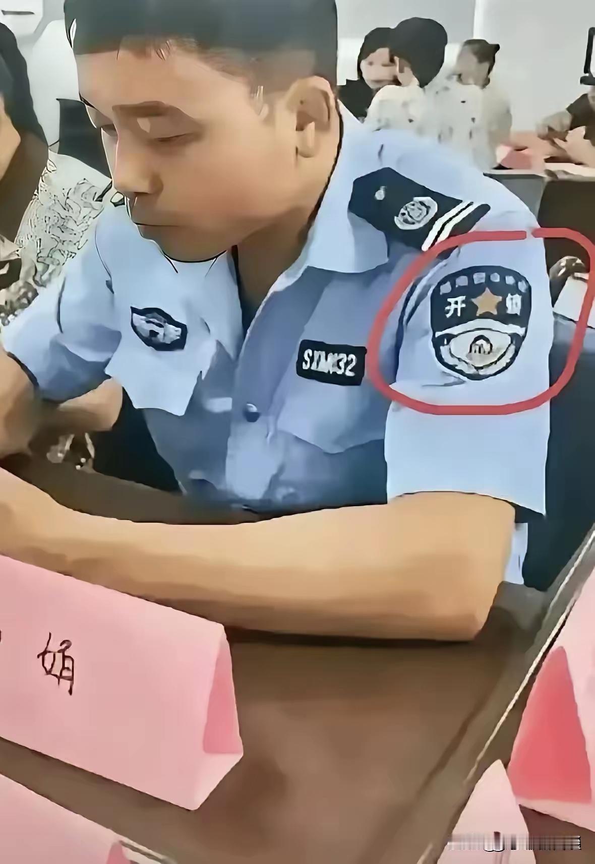 第一次见到这种穿上就上岗的制服，感觉是个好事儿。穿上制服上岗，能规范行业形象，让