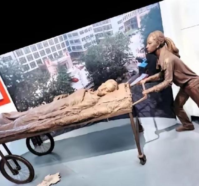 2001年，安徽一男子不慎摔成高位截瘫，谁知，妻子竟撇下父女俩一走了之，绝望之际