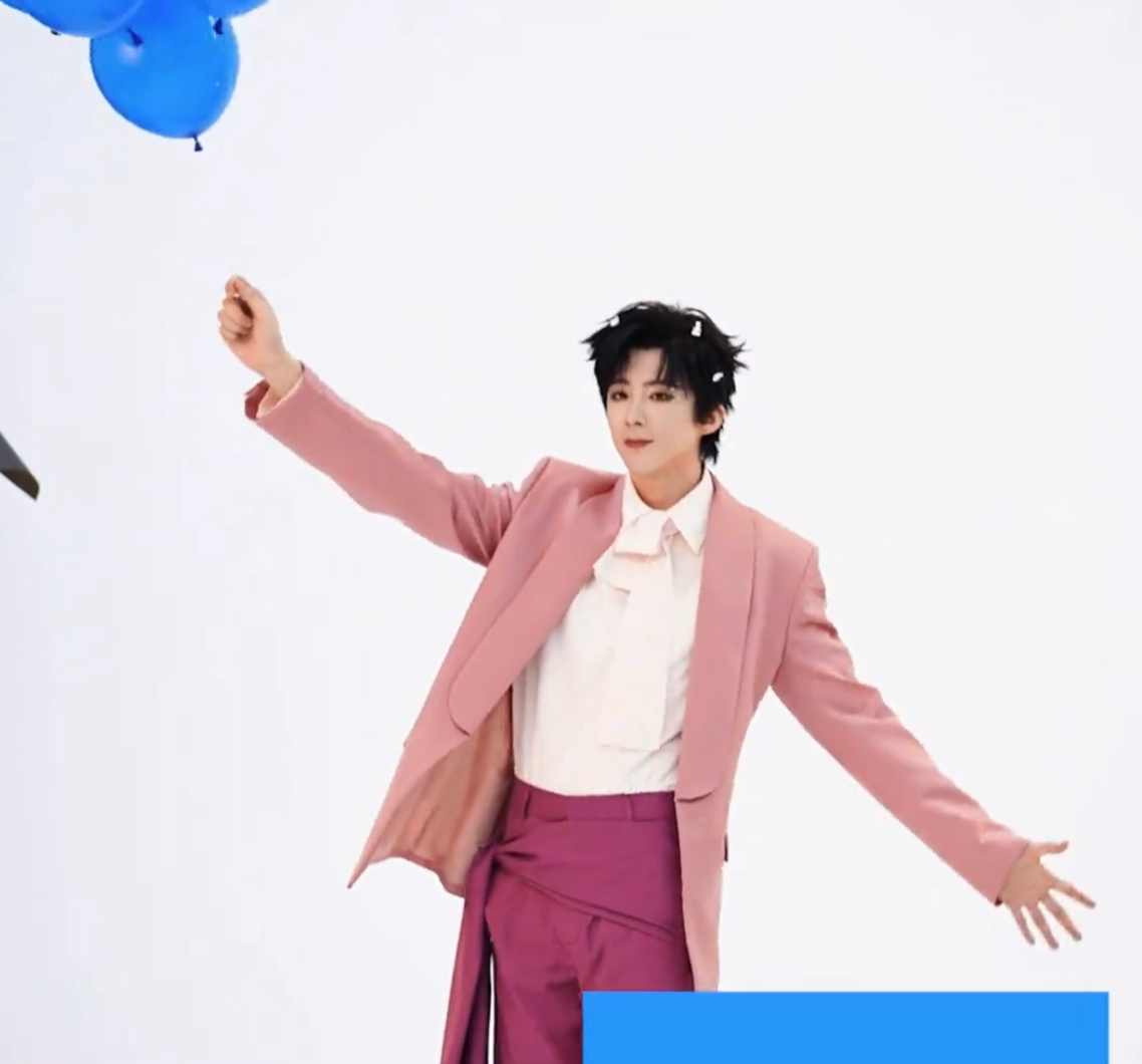 嫩到戳心的粉系老大藏着满格温柔与光芒🌟大连站 门票秒罄是实力认证为老大开心，虽