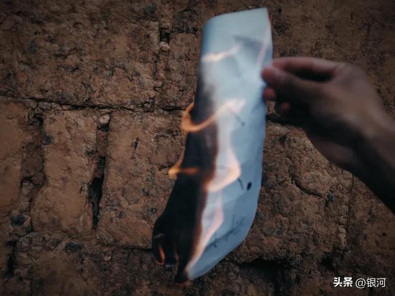 给已故老人烧纸该不该取消，这事儿争议挺大。有人觉得是陋习，会污染环境、引发火灾；