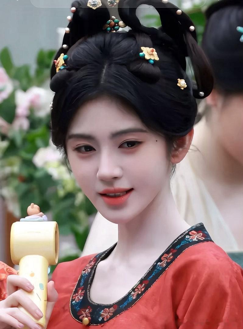 迪丽热巴鞠婧祎同款发型 好伟大的一张脸