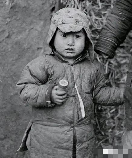 1937年4月，东北，一家三口被日军押到刑场。5岁的小男孩目睹父亲被斩首，他忍着