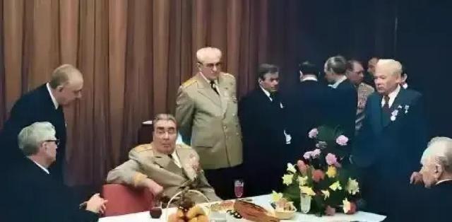 苏联垮台，真凶不是美国，是自家300万特权阶层把国家啃空了。老百姓77%不信党，