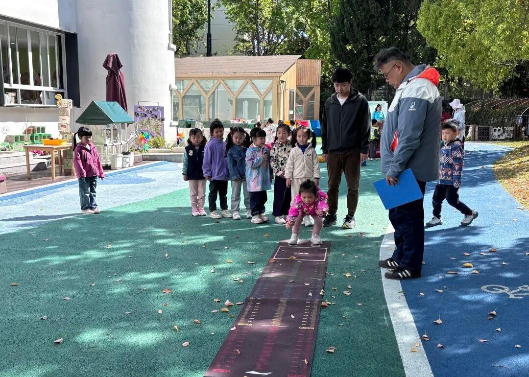 【1800名萌娃参与健康“大体检”，徐汇启动幼儿体质监测】近日，首届徐汇区幼儿园