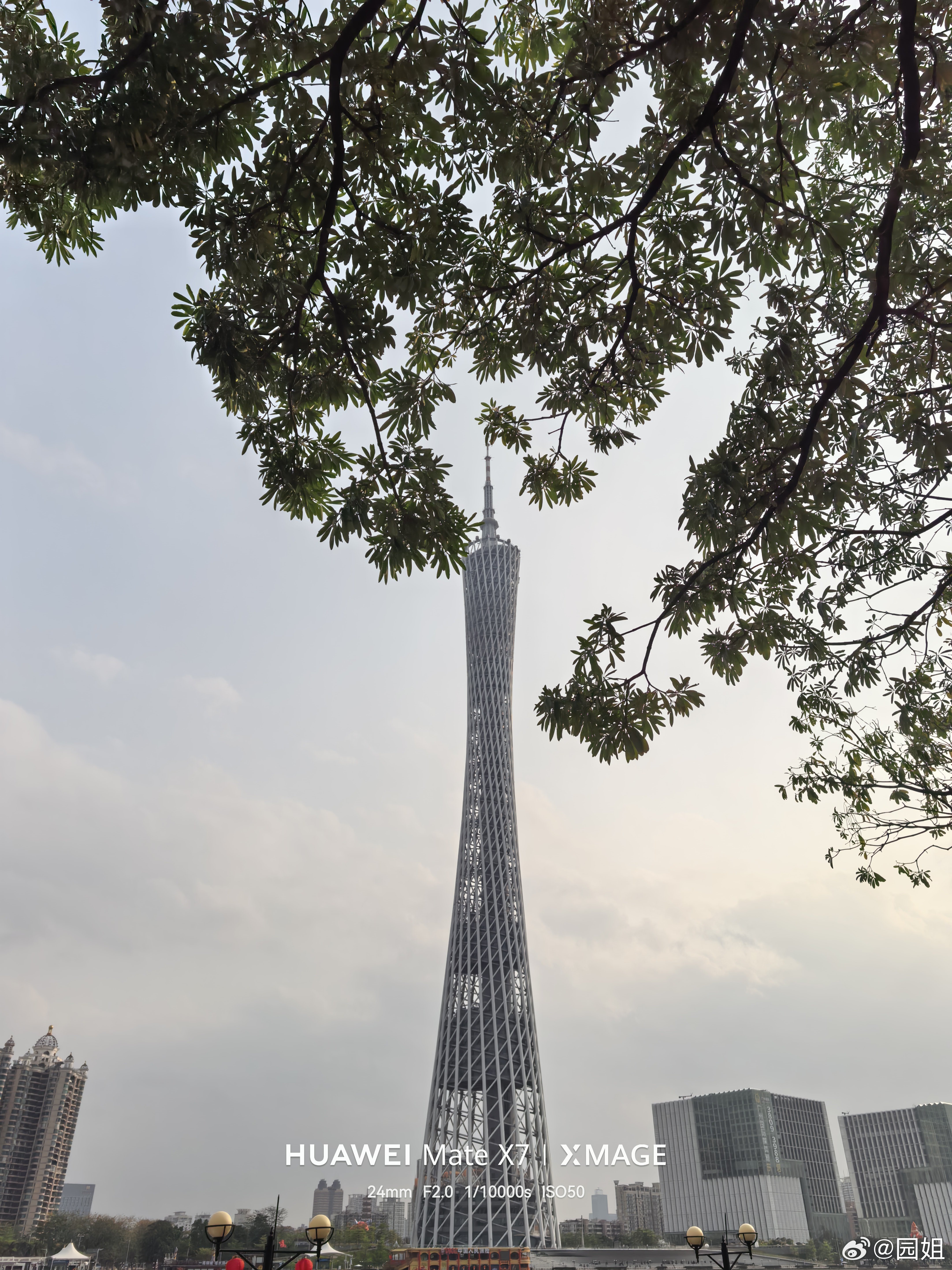 这是我离小蛮腰最近的一次，可惜天气有点雾蒙蒙的，不然应该看起来很清晰。 