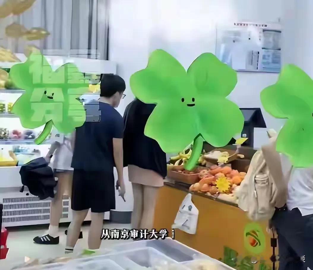 小伙子亲手把自己的铁饭碗大好前途给毁了。男子今年马上研究生毕业，而且还考上了公务