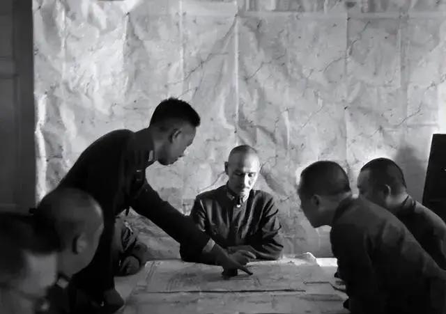 1936年12月25日下午，张学良亲送老蒋回南京，走前，老蒋对张学良说：“汉卿，