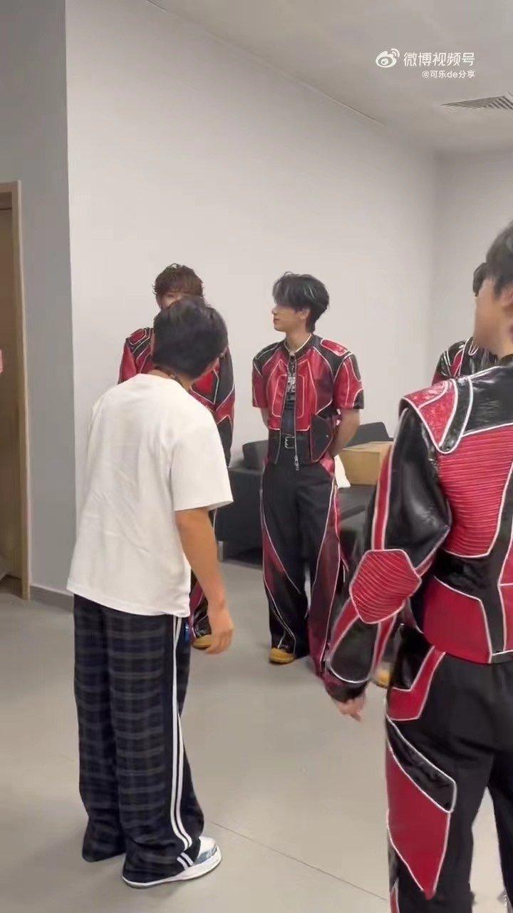 王祖蓝探班时代少年团演唱会 看到演唱会后台的时候，真的是觉得好惊喜。王祖蓝探班时