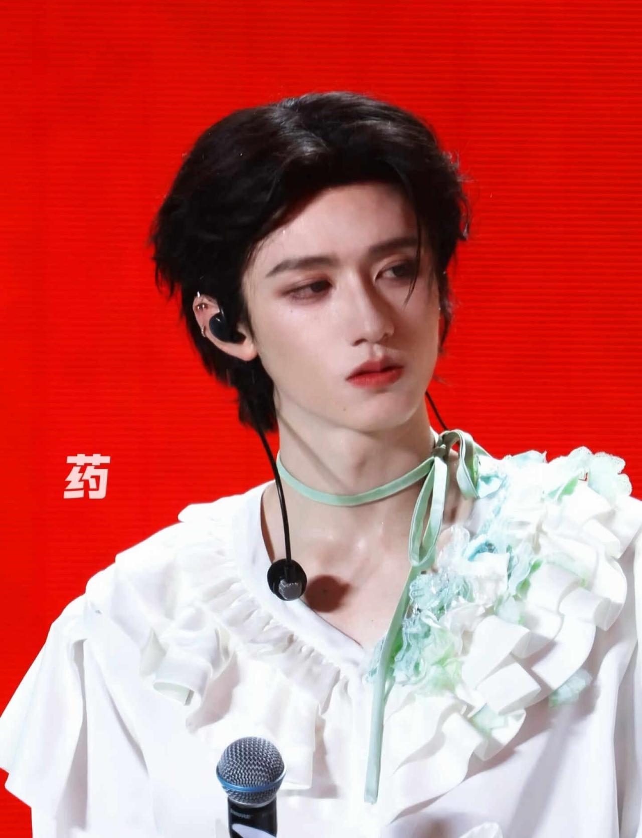 好漂亮，虽然假发很假但架不住人漂亮
朱志鑫