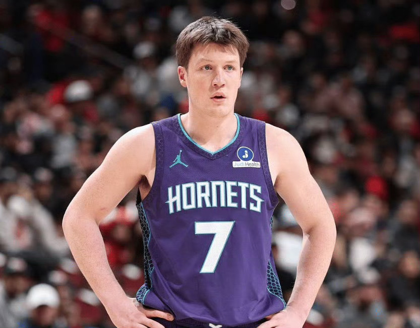 克尼佩尔单赛季已经命中206记三分，本赛季三分命中榜第一！库里的后浪来了