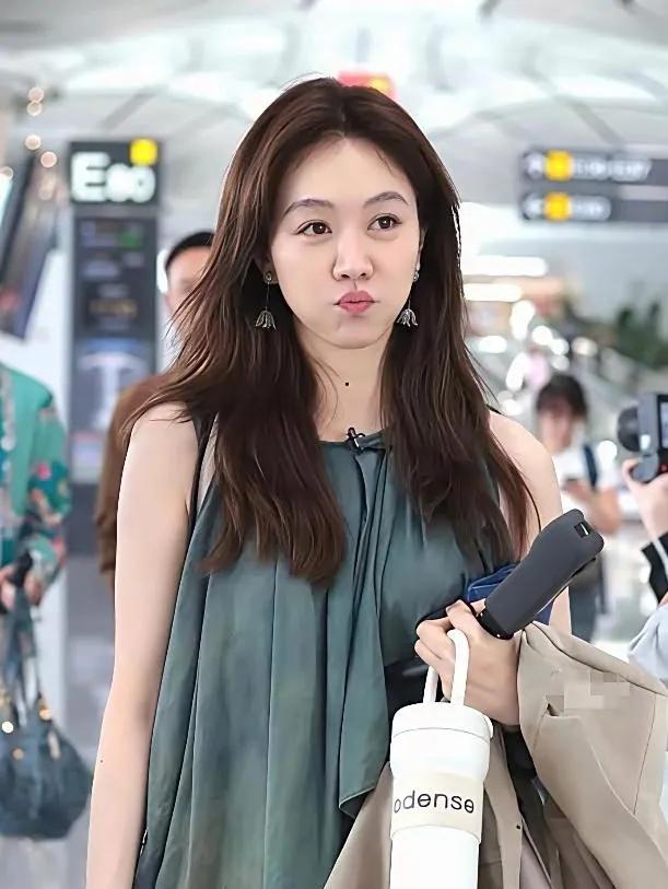 姜妍状态真的好出圈😭
低饱和墨绿无袖衫，显白又有格调
飘逸褶皱面料自带慵懒松弛