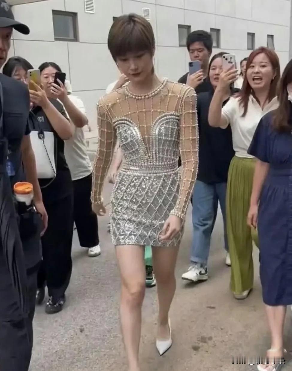 李宇春还是更适合一些中性的衣服，这个珍珠裙很难欣赏得来！[灵光一闪][灵光一闪]