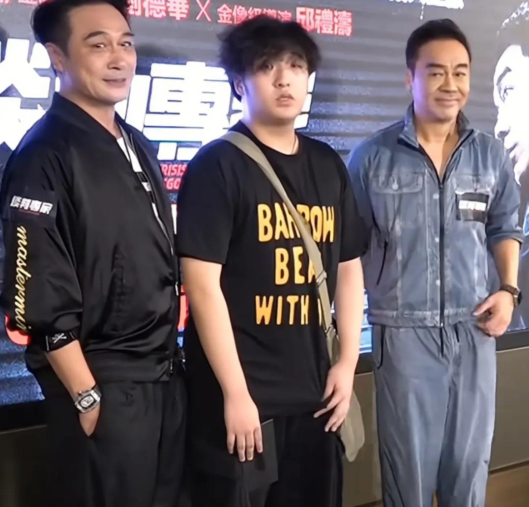 吴镇宇好像不太喜欢自己的儿子，看看费曼小时候的样子，可爱帅气、活泼开朗，长大之后