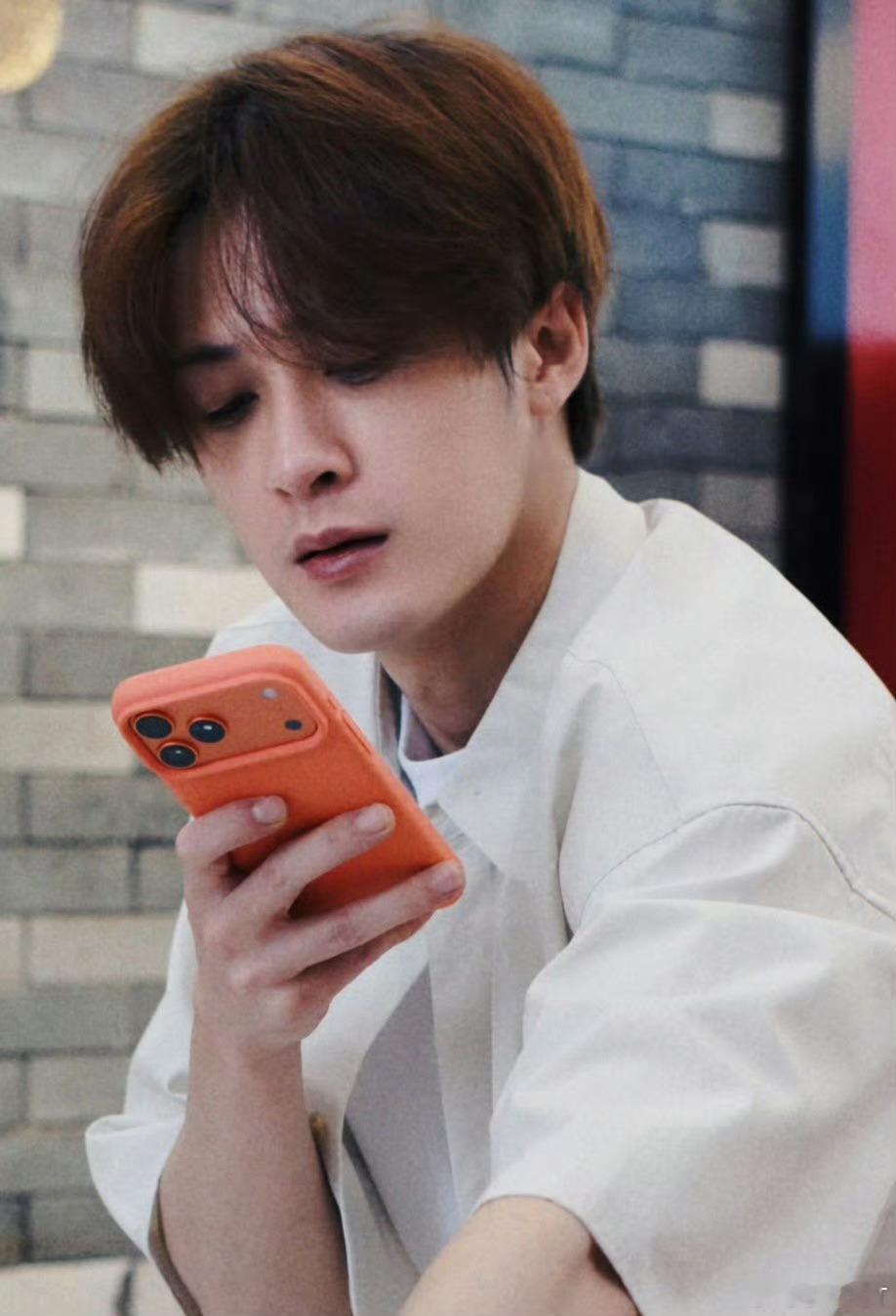 看样子大哥檀健次渐入角色了，盲猜大哥新电影发型 小胡子碴檀，好帅耶！ 