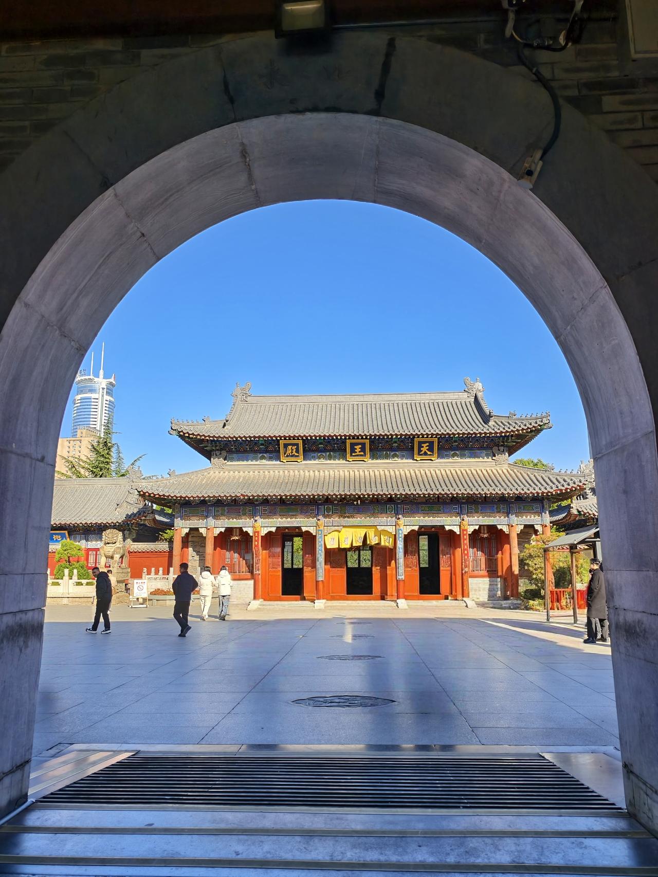 百年腊梅开，香满大兴善寺。