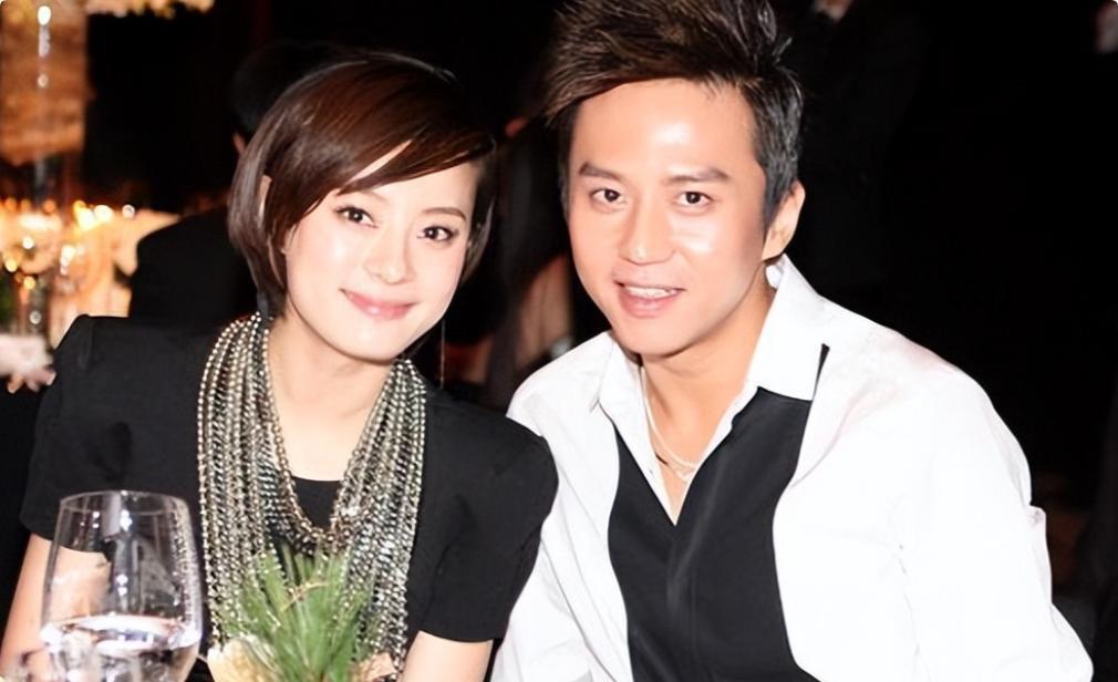 她五岁踩着板凳练功，三十岁上综艺直接把评委看呆了。
邓超追着她转圈，她一个转身，