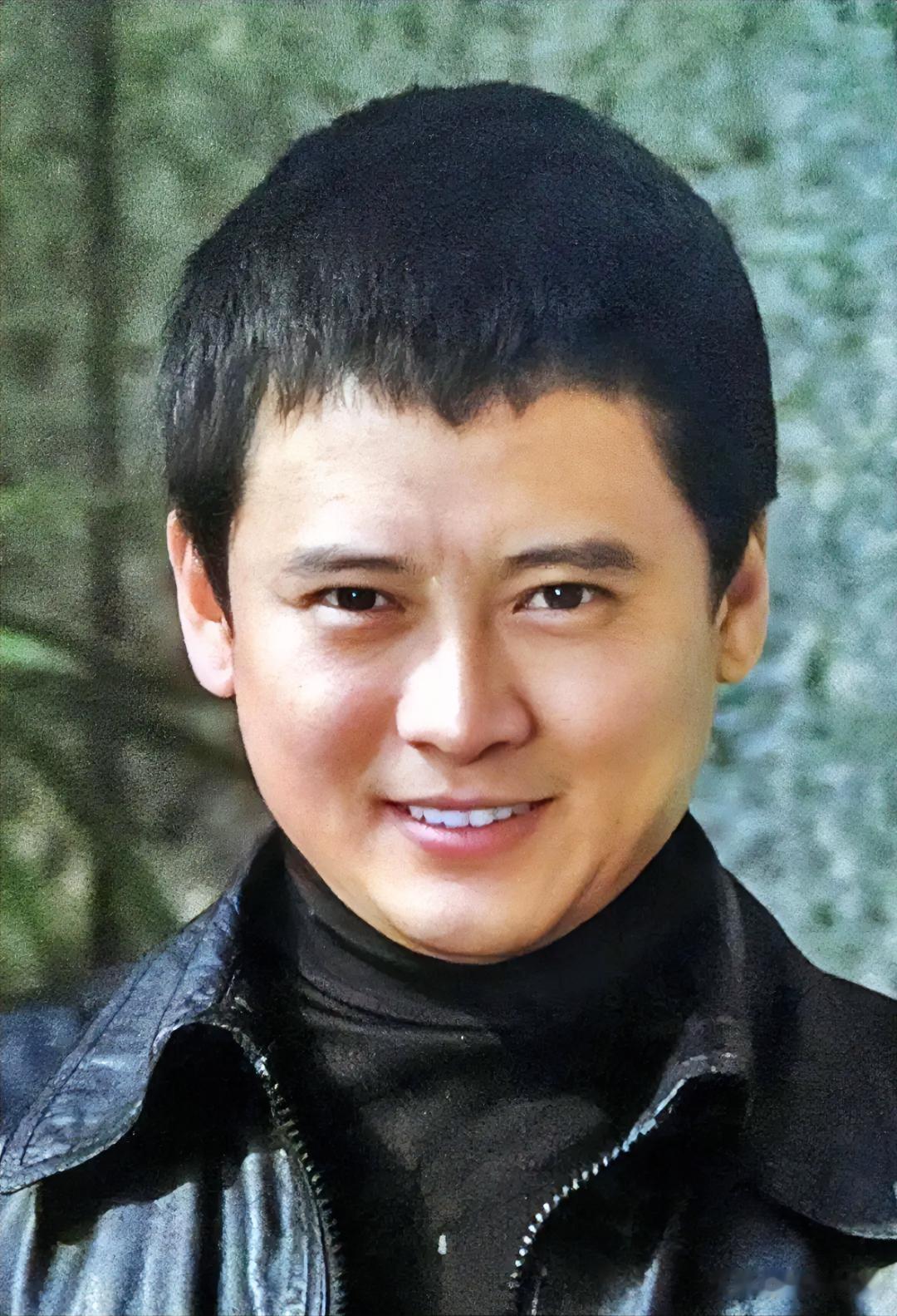 大家还记得这位男演员吗？
他今年72岁，生于黑龙江哈尔滨，他并非科班院校毕业。他