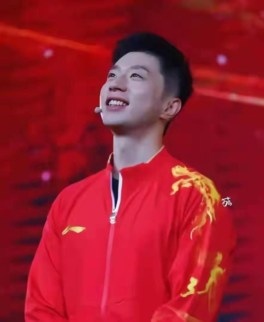 你心目中的乒乓球王者是谁?要说我心目中的乒乓球王者，那必须是马龙啊！
马龙是首位