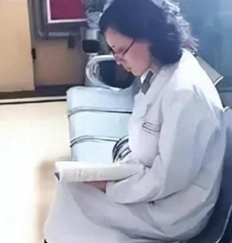 这个“疯子”医生坐在走廊800天，身穿白大褂却从不接诊，同事见到她都躲着走，患者