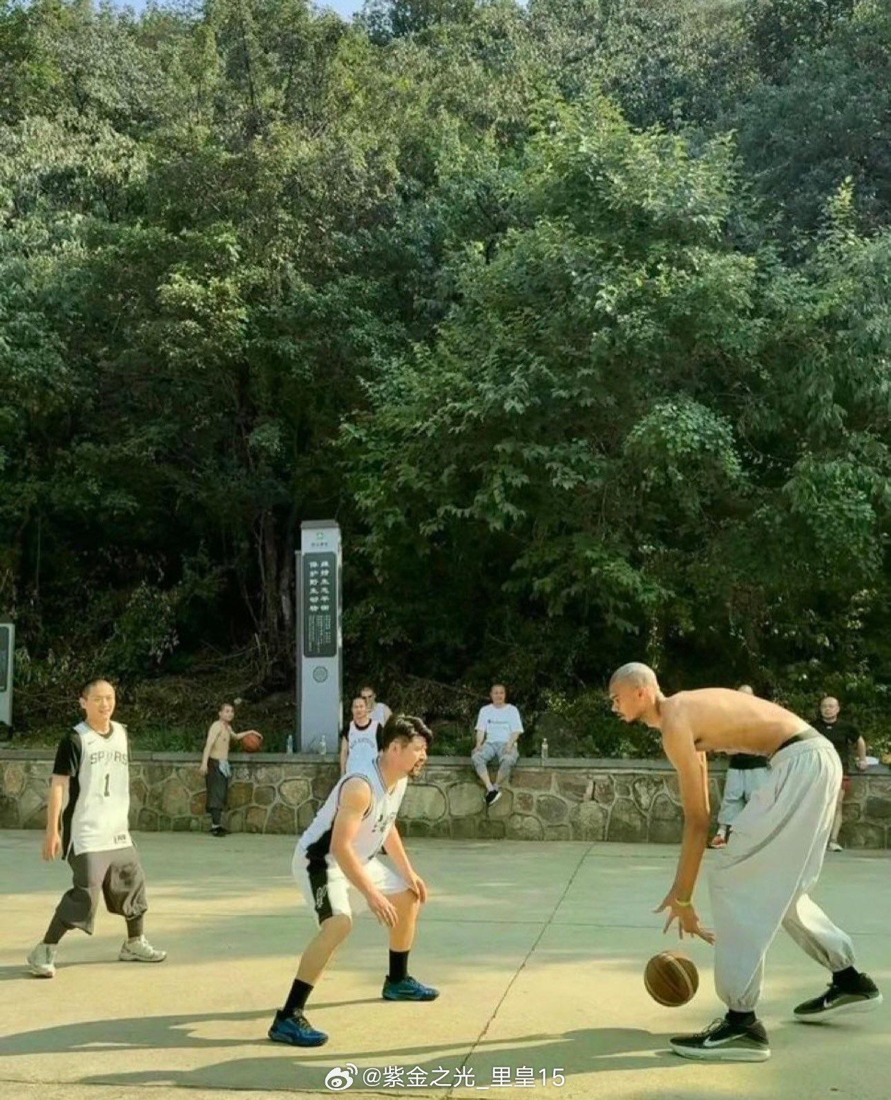 在中国的少林寺之旅期间，一位僧人要求文班亚马在4.5小时内运球穿越一条危险的山路