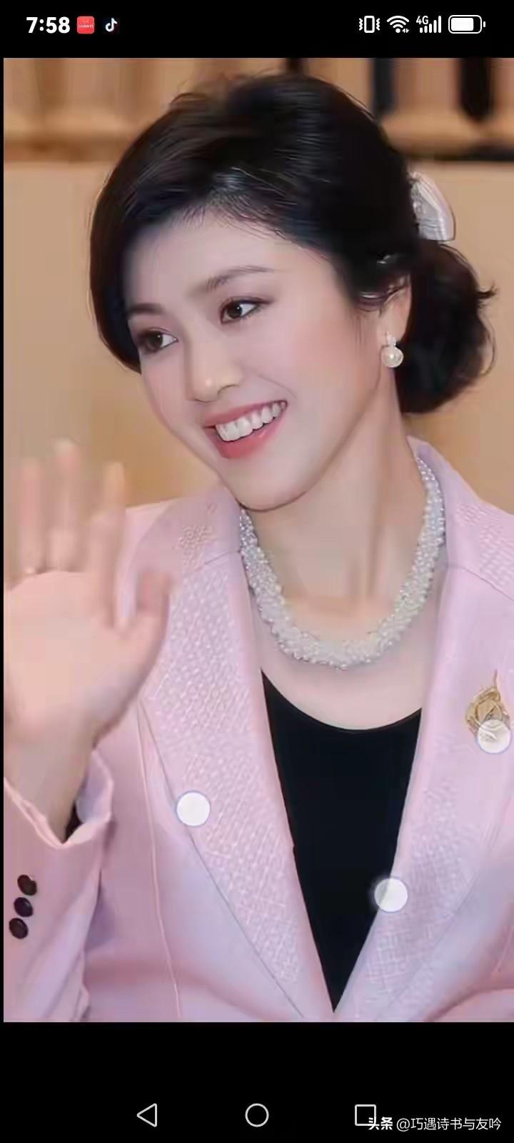 曼谷晚风里的优雅
 
曼谷的晚风拂过议会厅的廊柱，英拉身着淡粉西装，珍珠项链在暖