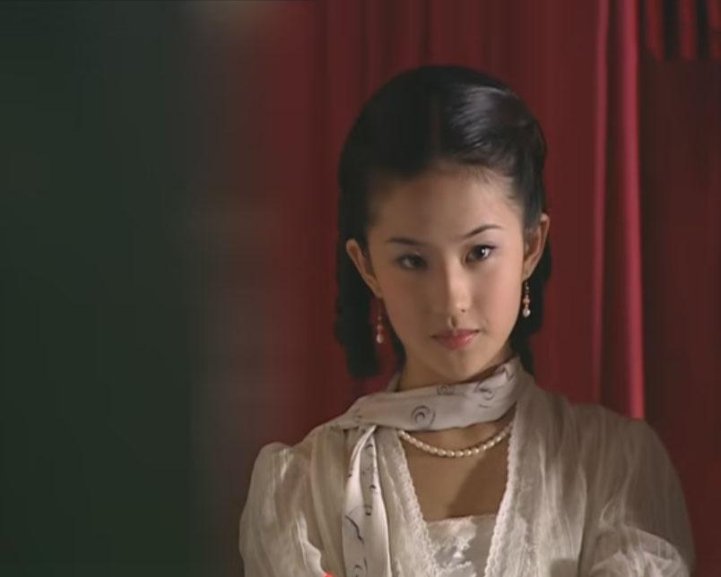 自从金燕西结婚后，白秀珠眼里变得满是算计，对于金燕西，她已经由爱生恨，报复心切了