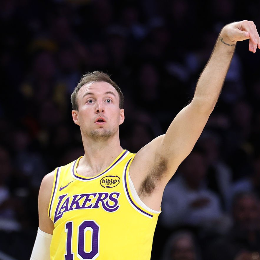 都不比三分了，就这些场比赛，作为二传，迅速处理进攻，创造机会的能力，肯纳德都比文